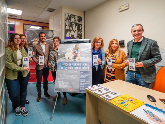 El alcalde, Alejandro Navarro Prieto, y el concejal de Bienestar, Educación e Inmigración, Rubén Martínez, presentado el nuevo servicio