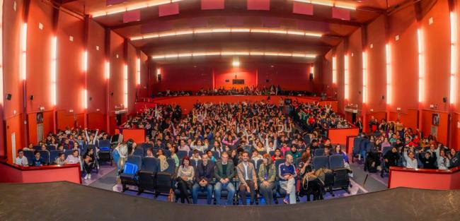 El alcalde, Alejandro Navarro Prieto, y el concejal de Bienestar, Educación e inmigración, Rubén Martínez, en una de las sesiones del ciclo gratuito de teatro infantil celebradas esta mañana contra el acoso escolar y la violencia en el aula