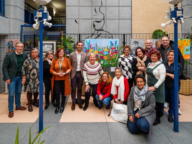 El alcalde, Alejandro Navarro Prieto, el concejal de Bienestar, Educación e Inmigración, Rubén Martínez, y el edil de Cultura José Antonio Moreno, junto a los autores de la muestra