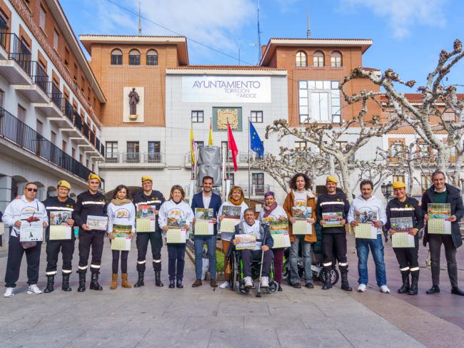 El alcalde, Alejandro Navarro Prieto, y el concejal de Bienestar, Educación e Inmigración, Rubén Martínez, presentando el calendario de ADEMTA, junto a su presidente, Javier de la Serna, componentes de la Unidad Militar de Emergencias y representantes de la entidad