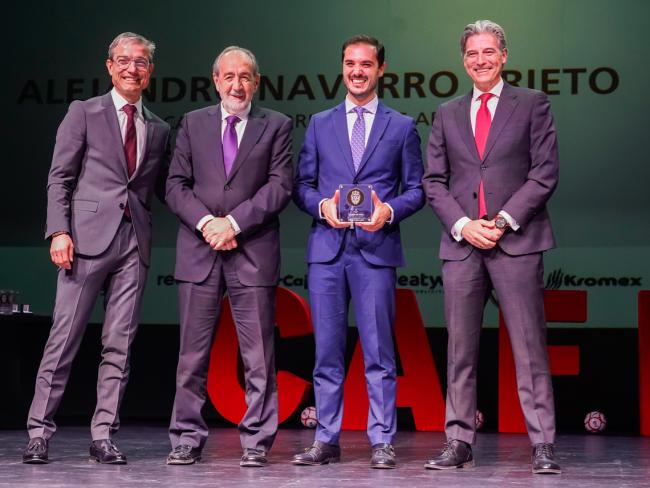 De izquierda a derecha, el presidente del Comité de Árbitros de la RFFM, José Luis Lesma López, el presidente de la RFFM, Francisco Díez, el alcalde de Torrejón de Ardoz, Alejandro Navarro Prieto, y el secretario general de la RFFM, José-Martín Gallardo Otero