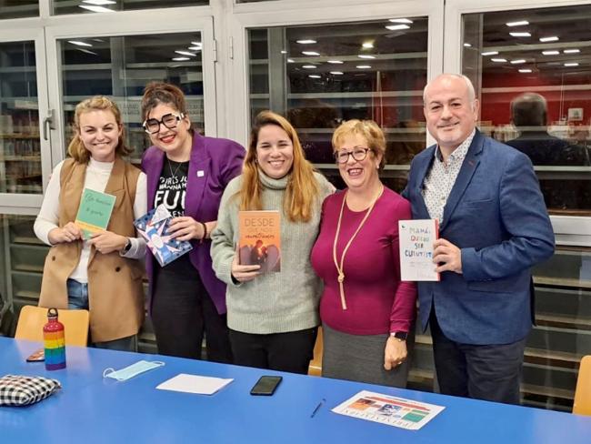 El concejal de Cultura, José Antonio Moreno, junto a las autoras de los libros