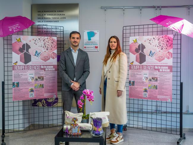 El alcalde, Alejandro Navarro Prieto, y la concejala de Igualdad y Festejos, María Eugenia Gil, han presentado esta mañana el programa de actividades con el que Torrejón de Ardoz conmemorará el Día Internacional Contra la Violencia de Género