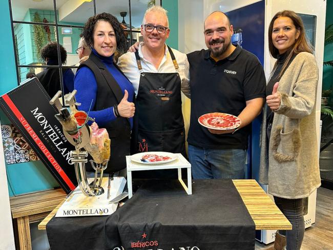 La concejala de Turismo, Miriam Gutiérrez, y la edil de Igualdad y Festejos, María Eugenia Gil, junto al propietario de D´Qarmen, Alejandro Quintanar y el cortador de jamón, Jesus Poyato