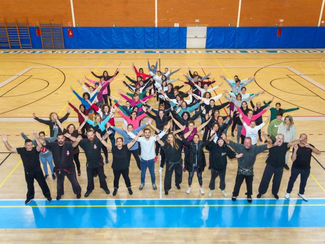 Todas las participantes con el alcalde, Alejandro Navarro Prieto, la concejala de Igualdad y Festejos, Maria Eugenia Gil, la cinco veces campeona del mundo de Defensa Personal kajukenbo, Cristina Álvarez y su equipo 