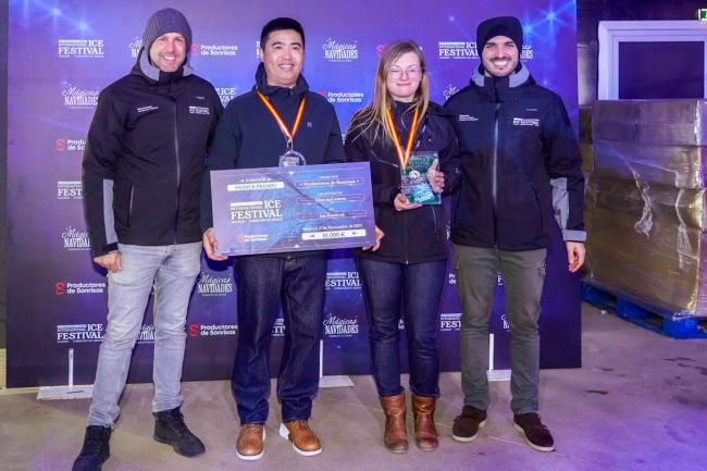 El alcalde, Alejandro Navarro Prieto, con los ganadores del Ice Festival, 2ª edición del Festival Internacional de Esculturas de Hielo y Rafael González Villanueva, comisario de la exposición Ice Festival