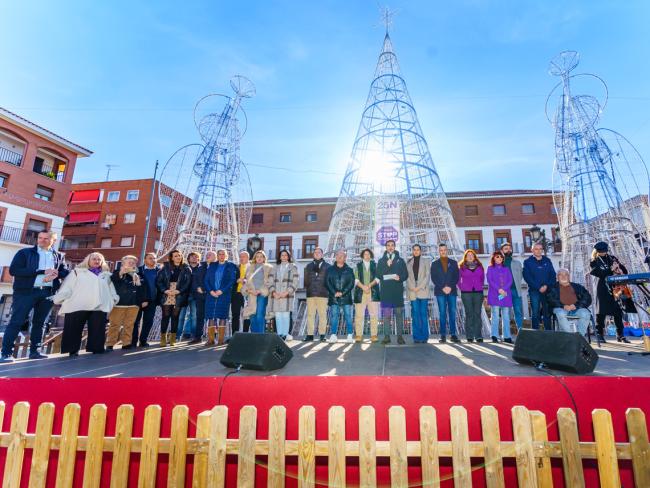 El alcalde, Alejandro Navarro Prieto, y la concejala de Igualdad y Festejos, María Eugenia Gil, el resto de ediles del Gobierno local, así como los portavoces municipales, en el homenaje 