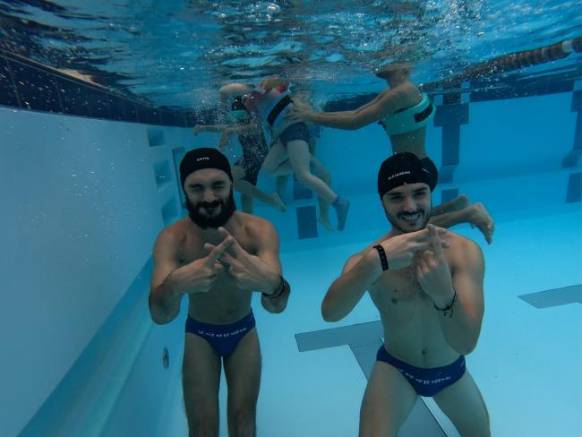 El alcalde, Alejandro Navarro Prieto, se mete en la Piscina Cubierta Juan Antonio Samaranch, junto al CEO y fundador de la Fundación Pegasus, David Rodríguez, realizando ambos el símbolos “Desigual” contra el que trabaja esta asociación