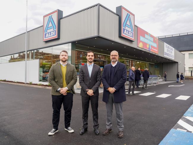 El alcalde, Alejandro Navarro Prieto, y el concejal de Urbanismo, Vivienda y Juventud, Víctor Miranda, en la inauguración del nuevo ALDI