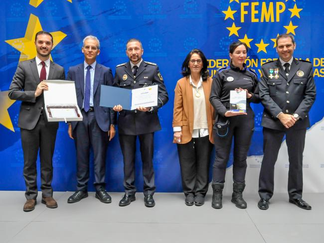 El alcalde, Alejandro Navarro Prieto, y responsables policiales del proyecto “Torrejón media: aula sin conflictos” han recibido el premio de manos del secretario general de la FEMP, Luis Martínez-Sicluna y Rosario Sandino, subdirectora de programas de la Delegación del Gobierno para el Plan Nacional sobre Drogas
