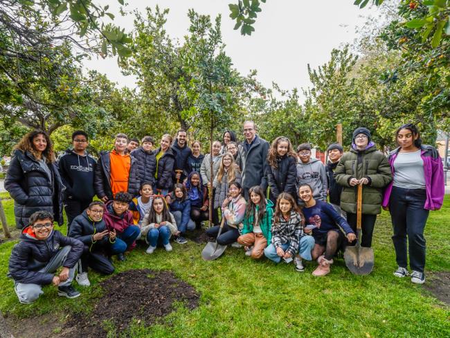 El alcalde, Alejandro Navarro Prieto, la concejala de Medio Ambiente, Esperanza Fernández, y alumnos del CEIP Buen Gobernador plantado el madroño 45 del Parque Constitución
