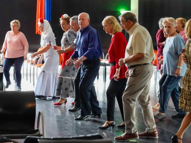 “Destino Madrid”, los bailes, fisioterapia preventiva, peluquería o podología, servicios que el Ayuntamiento de Torrejón continúa ofreciendo a los mayores de la ciudad