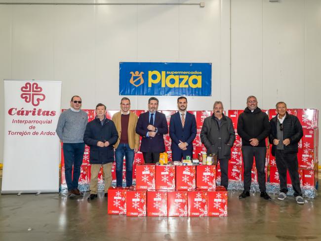 El Ayuntamiento de Torrejón de Ardoz entrega a Cáritas 500 cestas con alimentos de primera necesidad y productos navideños
