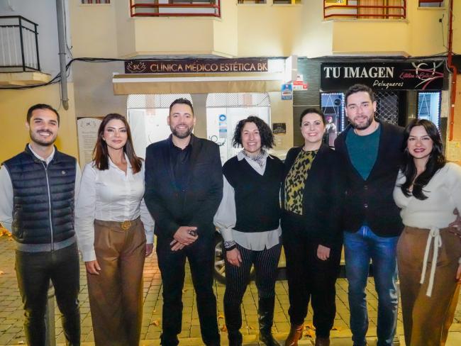 El alcalde, Alejandro Navarro Prieto, y la concejala de Turismo, Mirian Gutiérrez, visitando la clínica médico-estética BK, junto a sus propietarios, Luis Fernando y Julián Santa, Ángela Chamorro y Daniela Ramírez