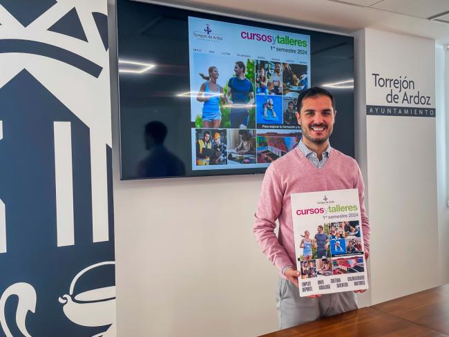 El alcalde, Alejandro Navarro Prieto, presentando el folleto de cursos