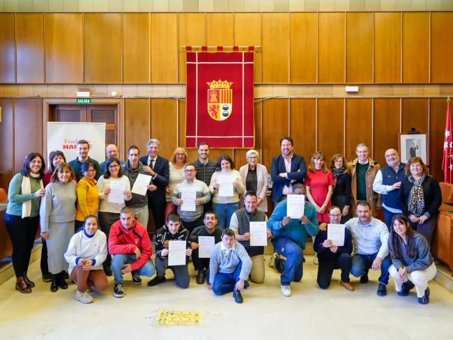 Los alumnos con sus diplomas