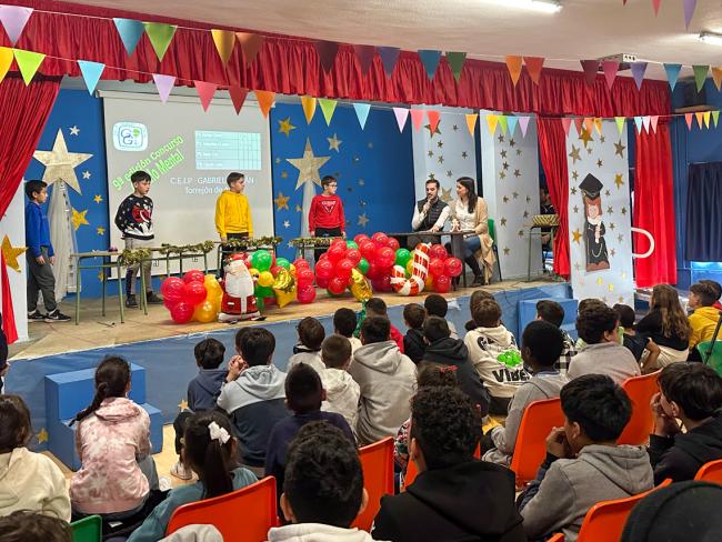 El alcalde, Alejando Navarro Prieto, participa de sorpresa como jurado en la IX edición del concurso de cálculo mental del CEIP Gabriel y Galán 