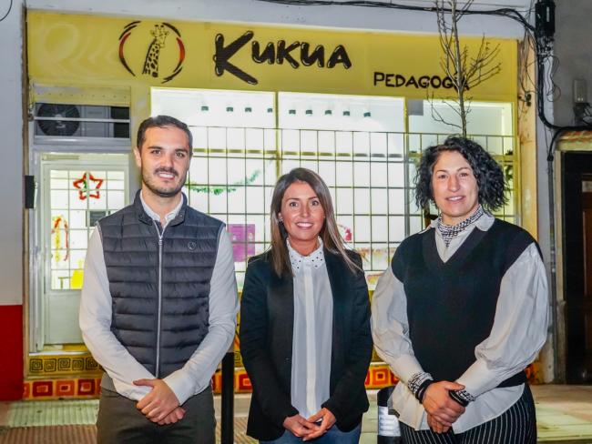 El alcalde, Alejandro Navarro Prieto, y la concejala de Turismo, Mirian Gutiérrez, visitando Kukua Pedagogía, junto a su gerente, Lorena García