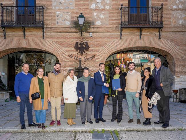 Se ha dado oficialidad a la compra intercambiando los documentos en la fachada principal del complejo La Casa Grande