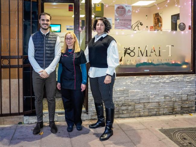 El alcalde, Alejandro Navarro Prieto, y la concejala de Turnismo, Mirian Gutiérrez, visitando la peluquería Mai-T, junto a su gerente, Maite Jiménez