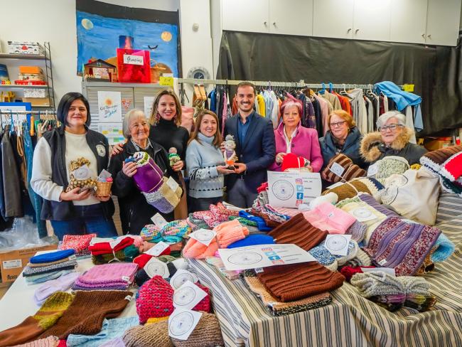 El alcalde, Alejandro Navarro Prieto, y la concejala de Mayores y Voluntariado, Ana Verónica González asistiendo a la entrega de las prensas de abrigo