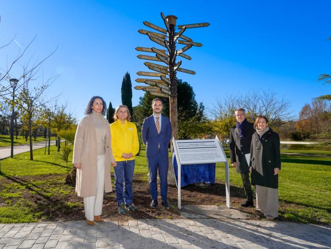 El alcalde, Alejandro Navarro Prieto, y la concejala de Medio Ambiente, Esperanza Fernández, acompañados por el embajador de Suecia, Teppo Tauriainen, y la directora de IKEA Torrejón, Ana María Figueiras, en la inauguración