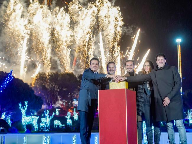 El alcalde, Alejandro Navarro Prieto, el consejero de Cultura, Turismo y Deporte de la Comunidad de Madrid, Mariano de Paco Serrano, la concejala de Igualdad y Festejos, María Eugenia Gil, y el cofundador de Productores de Sonrisas, Rafael González Villanueva, inaugurando la  Puerta Mágica