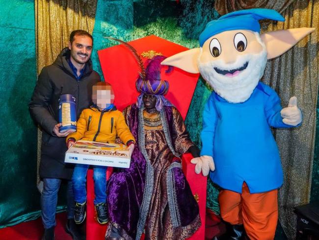El alcalde, Alejandro Navarro Prieto, visitó junto a Guachiabuelo y pequeño torrejonero el trono real de su Majestad Baltasar.
