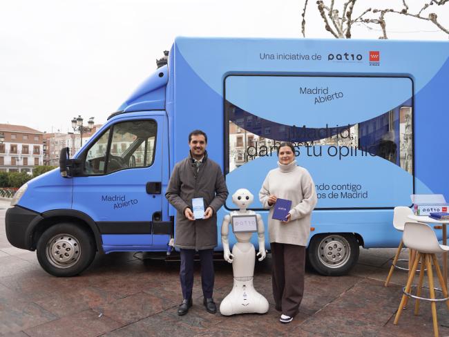 El alcalde, Alejandro Navarro Prieto, y Alexandra Carrasco, responsable de la  iniciativa Patio Campus, visitando la iniciativa Madrid Abierto