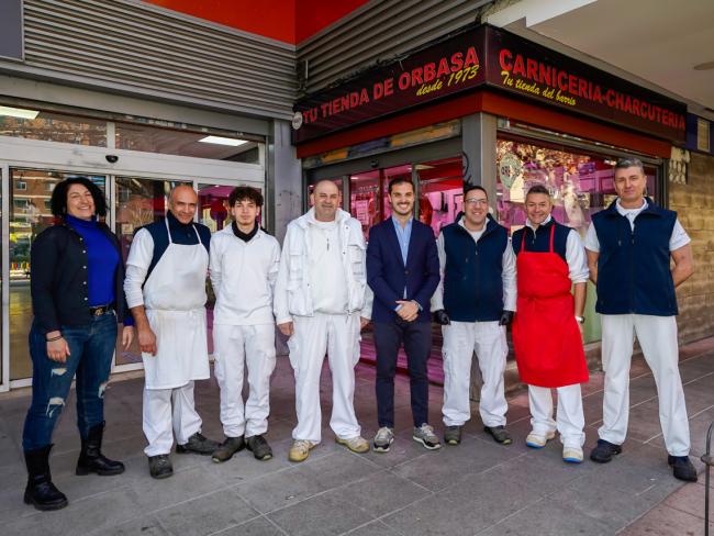 El alcalde, Alejandro Navarro Prieto, y la concejala de Turismo, Miriam Gutiérrez, visitando la carnicería de la Galería Comercial Orbasa