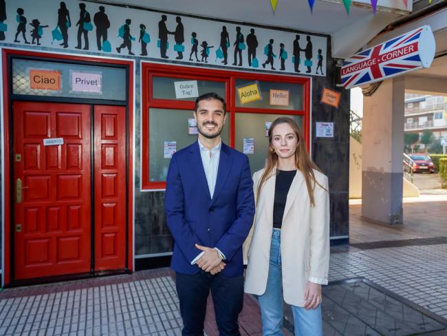 El alcalde, Alejandro Navarro Prieto, visitando “Language Corner Academy”, junto a su gerente, Noelia Marcos Delgado