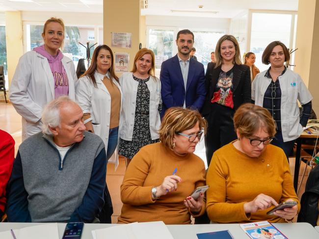 El alcalde, Alejandro Navarro Prieto, y la concejala de Mayores y Voluntariado, Ana Verónica González, visitando el taller de Alfabetización Digital Sanitaria dirigió a los mayores de la ciudad