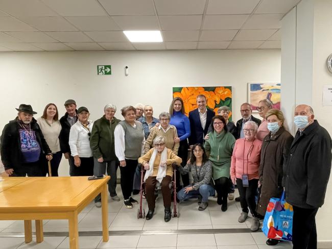 El concejal de Bienestar, Educación e Inmigración, Rubén Martínez, y la edil de Mayores y Voluntariado, Ana Verónica González con los mayores que han participado en el taller