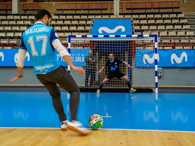 El alcalde, Alejandro Navarro Prieto, lanzando un penalti al torrejonero, Jesús Herrero, portero y capitán de Movistar Inter FS y de la selección española