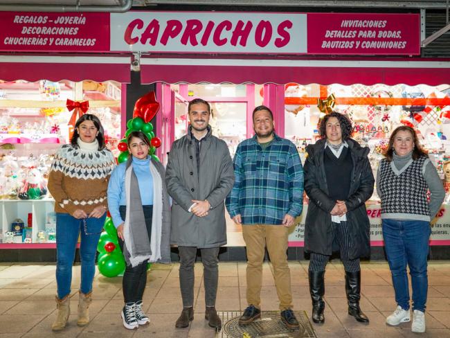 El alcalde, Alejandro Navarro Prieto, y la concejala de Turismo, Mirian Gutiérrez, visitando la nueva ubicación de Caprichos