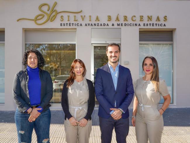 El alcalde, Alejandro Navarro Prieto, y la concejala de Turismo, Miriam Gutiérrez, junto a Silvia Bárcenas (gerente) y Susana Marcellán, del centro médico y de estética avanzada