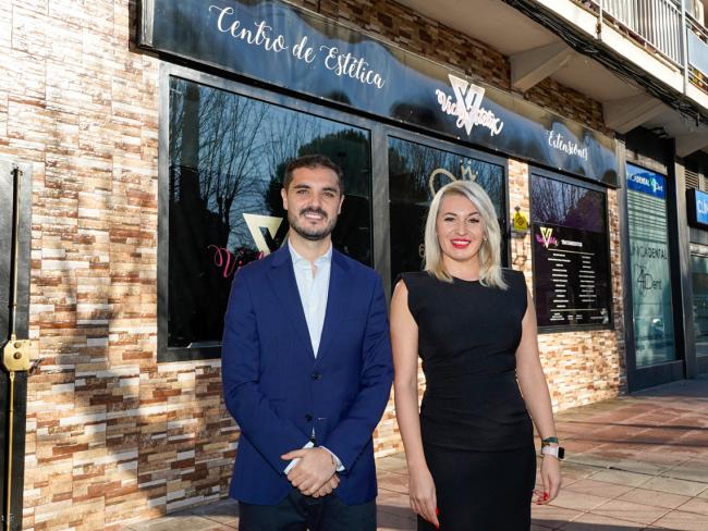 El alcalde, Alejandro Navarro Prieto, visitando “VickyEstetiX” junto a su propietaria, Victoria Basescu  