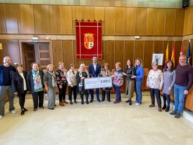 El alcalde, Alejandro Navarro Prieto, la concejala de Mayores, Ana Verónica González, y la presidenta de Ada Byron, Cristina Aguilar, acompañados por representantes de la Junta Directiva de la asociación y algunos de los patrocinadores del rastrillo (Joyas de Irene, Colegio Jaby, Maco Henares, Servicasa, Pastelería Migas, Chacabuco y Aragón 20)