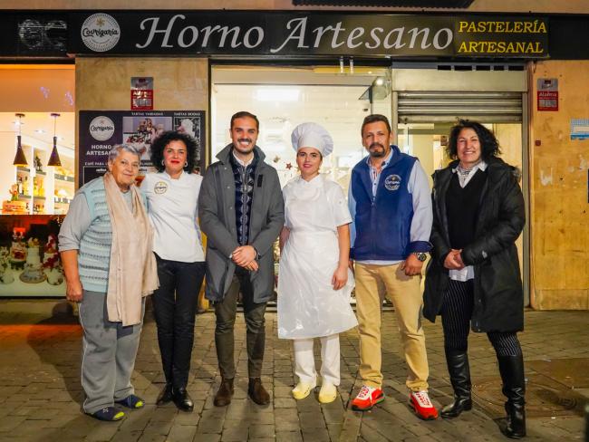 El alcalde, Alejandro Navarro Prieto, y la concejala de Turismo, Miriam Gutiérrez, visitando “Covrigaria Horno Artesano”, junto a su gerente, Valentina Tarus