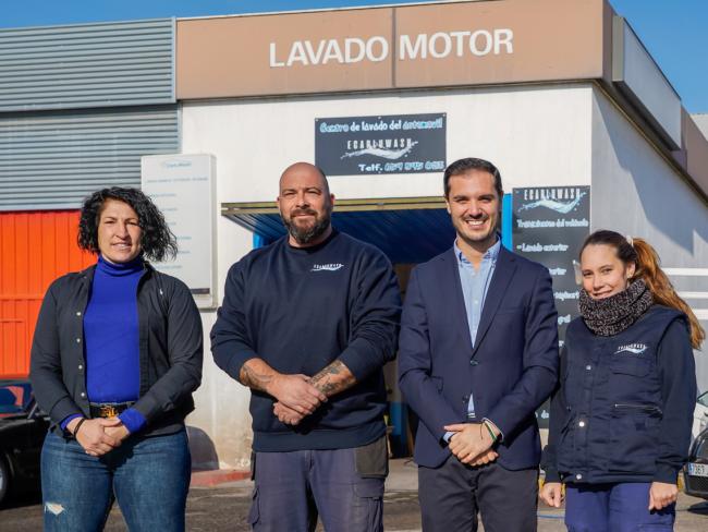 El alcalde, Alejandro Navarro Prieto, y la concejala de Turismo, Miriam Gutiérrez, visitando “Ecarluwash”, junto a sus gerentes, Rocío de la Torre y Adrián Pérez