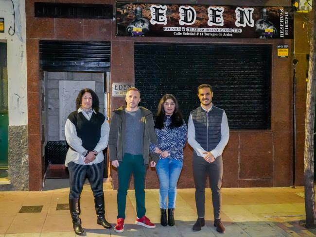 El alcalde, Alejandro Navarro Prieto, y la concejala de Turismo, Mirian Gutiérrez, visitando el mítico pub Edén, ahora convertido en local de alquiler, junto a sus gerentes, Juan Francisco Cañete y Bertha Rosmery  