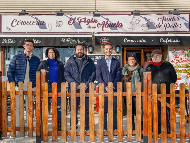 El alcalde, Alejandro Navarro Prieto, y la concejala de Turismo, Miriam Gutiérrez, visitando El Fogón de mi Abuela