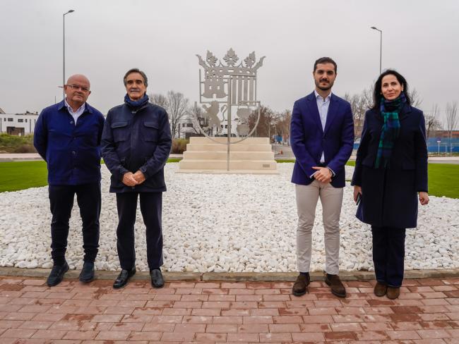 El alcalde, Alejandro Navarro Prieto, el concejal de Obras, Limpieza Urbana, Administración y Contratación, y la edil de Medio Ambiente, Esperanza Fernández, junto a su autor, Javier Rego