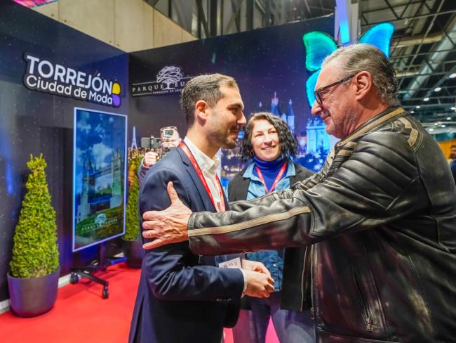 El alcalde, Alejandro Navarro Prieto, y el periodista, Carlos Herrera, en el stand de Torrejón