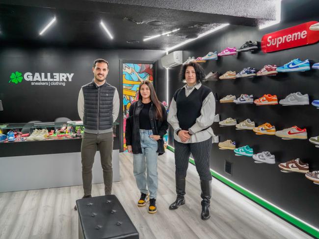 El alcalde, Alejandro Navarro Prieto, y la concejala de Turnismo, Mirian Gutiérrez, visitando Gallery, junto a su gerente, Tatiana Fernández