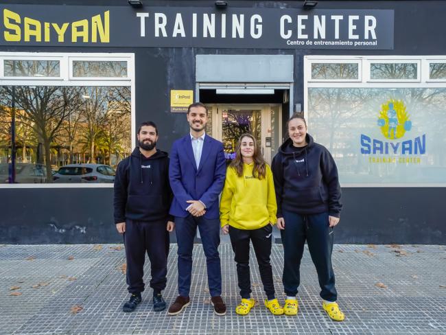 El alcalde, Alejandro Navarro Prieto, visitando Saiyan Training Center, junto a su gerente, Mirella Mendoza y los entrenadores del centro