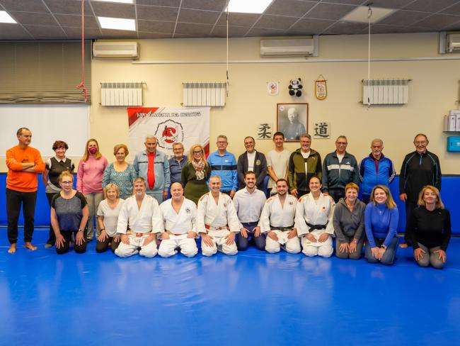 Imagen de la presentación en la Sala de Artes Marciales del Complejo Deportivo Juncal, a la que han asistido el alcalde, Alejandro Navarro Prieto, la concejala de Mayores, Ana Verónica González, la presidenta de la Federación Madrileña de Judo y Deportes Asociados, Neli Lorenzo Abad, profesores y alumnos