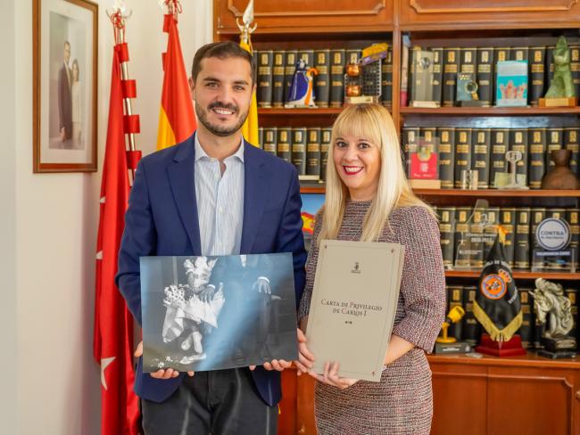 El alcalde, Alejandro Navarro Prieto, junto a la torrejonera, Raquel Muñoz