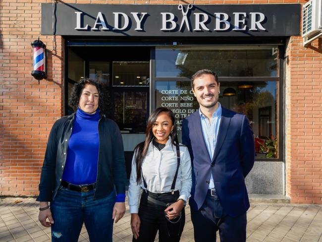 El alcalde, Alejandro Navarro Prieto, y la concejala de Turismo, Miriam Gutiérrez, visitando “Lady Barber”, junto a su gerente, Leidy Johana Sinisterra 