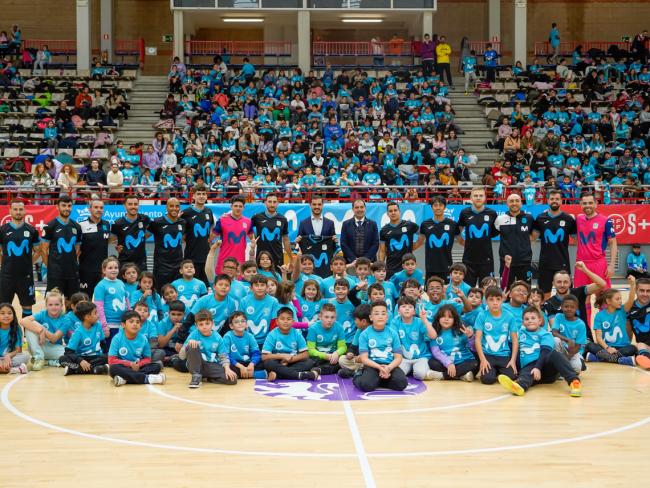 El alcalde, Alejandro Navarro Prieto, ha recibido una camiseta de recuerdo de la Gira Movistar Megacracks por parte del club interista